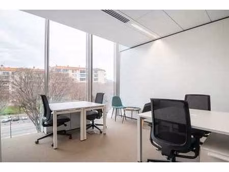 de magnifiques bureaux sur mesure pour 3 personnes à spaces