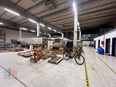 1.407 m² d'entrepôt logistique avec 103 m² de bureaux prè...