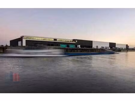 entrepôt logistique de 3 500 m² situé à un emplacement st...