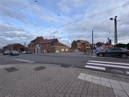 spacieux entrepôt - 500 m2 + bureaux + parkings