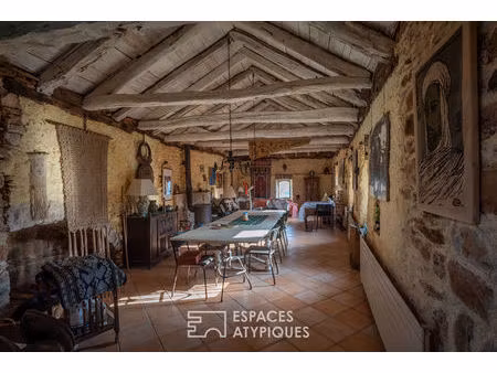 ancienne magnanerie en pierre  rénovée  nichée dans un village du sud de l'ardèche
