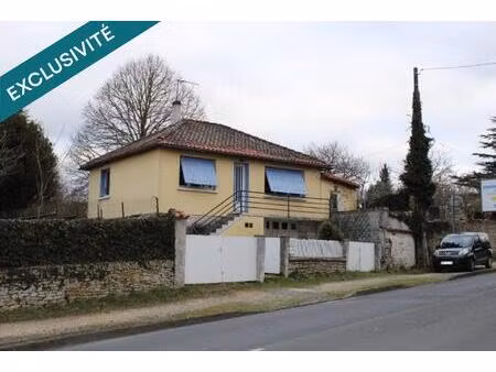 maison à rénover semi-enterrée avec jardin – 2/3 chambres – garage + dépendance.