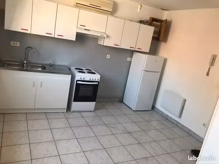 maison divisée en 2 appartements + garage + cour