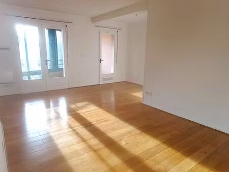 centre l'isle-jourdain  t3 de 73m2 + loggia 8m2