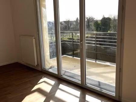 f2-41 m2 grand balcon dans bourg savigny