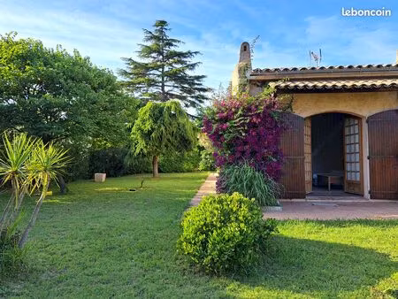 villa 2 chambres  piscine  tennis  à deux pas des plages