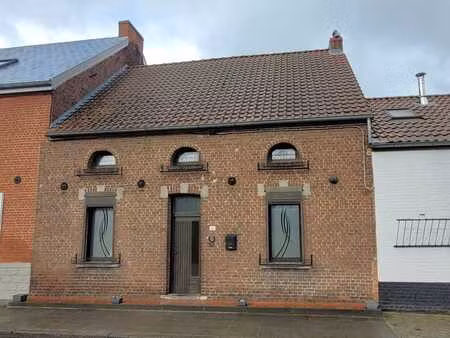 jolie maison 2 chambres  bureau  dressing  jardinet  cave