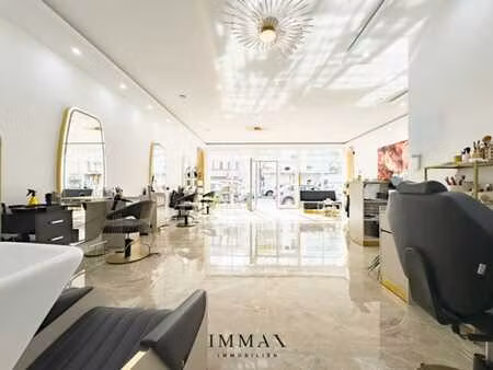 spacieux local commercial situé près de la lippenslaan  du c