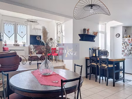 un cocon urbain baigné de lumière