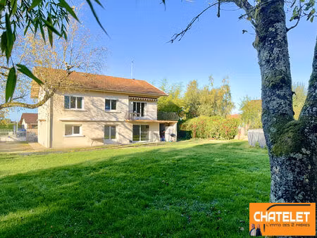 a louer grande maison de 7 pièces avec terrain clos de 1037m2 sur st denis les bourg