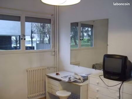 loue 100 m du métro bir hakeim et rer c très jolie chambre meublée dans résidence calme su