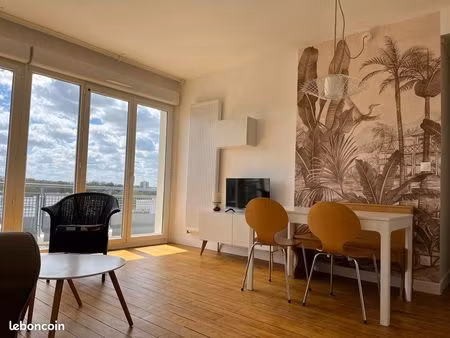 à louer appartement 4 pièces de 82 m2  3 chambres  meublé et entièrement équipé