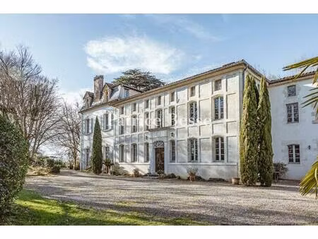 dans les landes  à 20 min de dax et près des plages  une maison noble du 19e s. remaniée..