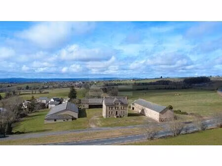 ancien corps de ferme sur 26 hectares  réunissant maison d'habitation et de nombreuses...