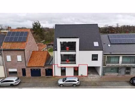 gelijkvloers 2-slaapkamer appartement met ruim terras aan...