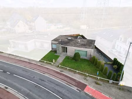 bungalow met garage en tuintje op strategische ligging