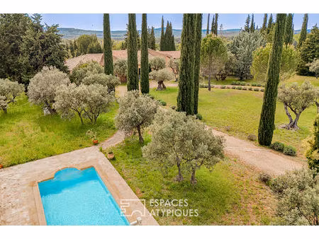 maison d'architecte aux lignes méditerranéennes  oliveraie  piscine et tennis