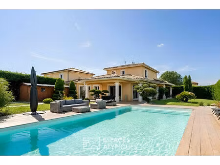 villa au calme avec piscine sur les hauteurs de saint-bonnet-de-mûre