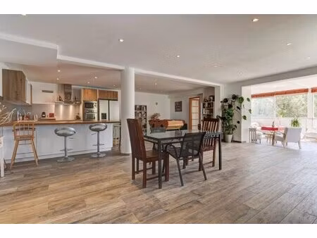 grand 3 pièces de 140m² en duplex avec jardin et stationnements