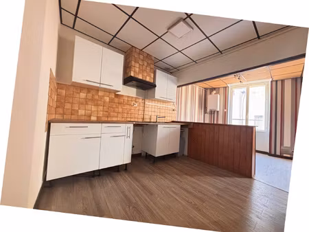 riom à louer appartement f3 bis avec parking privé