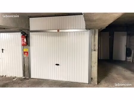 box fermé dans résidence sécurisée. avenue du parc des sports