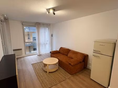 t2 de standing 43m² entièrement rénové – piscine  balcon sud & double parking