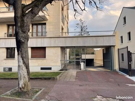 grand box auto 17 m² à louer mairie de saint maur