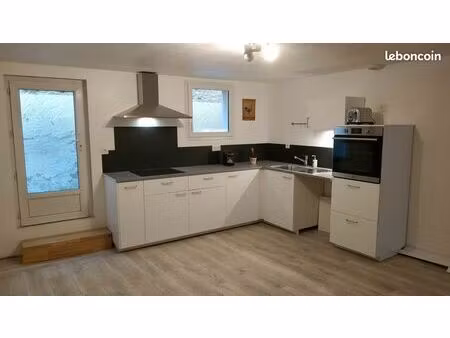 maison de ville  deux chambres  quartier de la mairie. dispo 1er juin