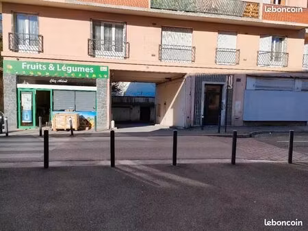 place de parking moto couverte et sécurisée