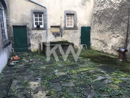 local à usage de réserve/ avec cour au centre de riom