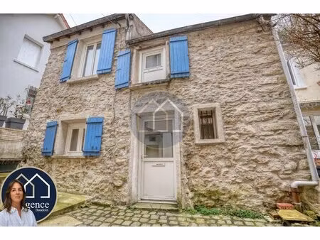 charmante petite maison de ville très bien située au coeur du village de l'étang-la-ville.