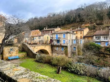 maison de ville rénovée dans un village pittoresque avec vue sur la rivière