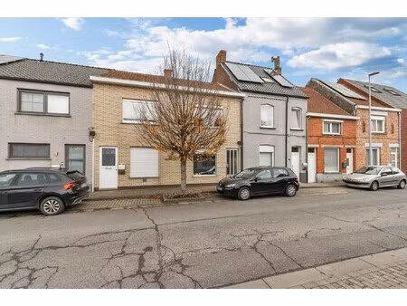 gezellig op te frissen gesloten bebouwing met tuin