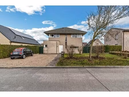 ruime gezinsvilla in rustige  kindvriendelijke wijk