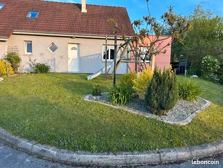 maison familiale spacieuse avec piscine et double garage