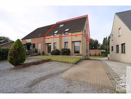 instapklaar ruim duplex-appartement met 2 slaapkamers en dubbele garage