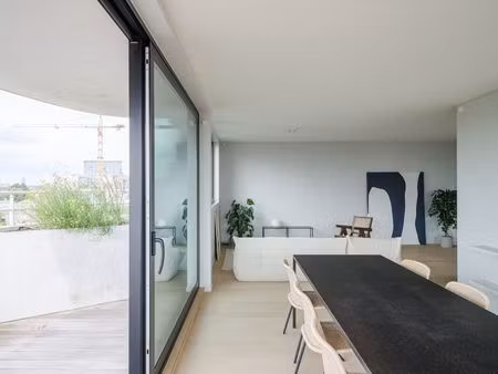 luxueus en lichtrijk 2-slaapkamer appartement met ruim terras