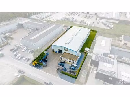 bedrijfshal met kantoorruimte gelegen op de kmo-zone kleine heide.