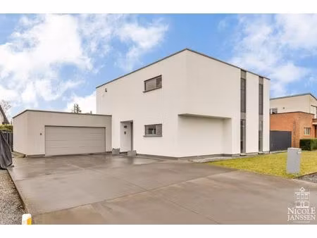 energiezuinige moderne woning met zonnepanelen en ingesloten tuin