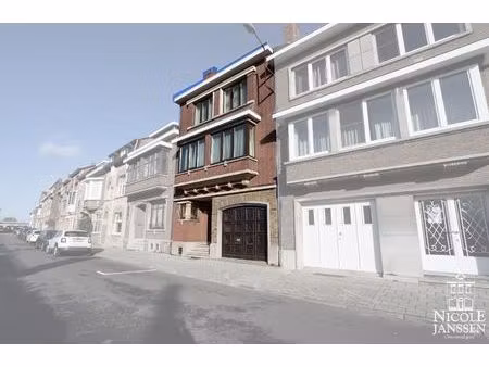 op te frissen stadswoning met zes slaapkamers en gezellige stadstuin