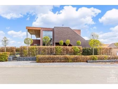 zeer moderne en luchtige woning met twee slaapkamers gelegen op een rustige locatie