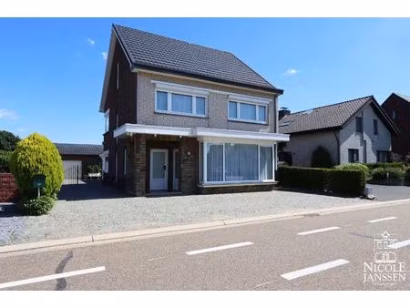 verzorgde en praktisch ingedeelde gezinswoning met mooie ingesloten tuin