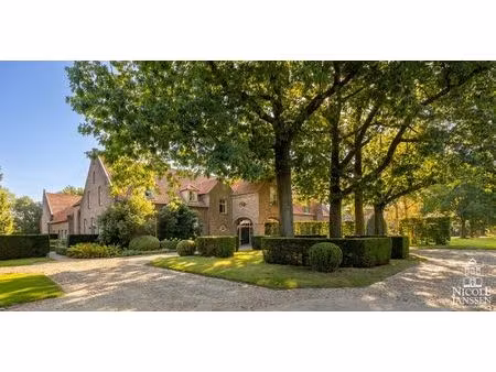 prachtige vierkantshoeve omringd door weilanden en prachtige tuin