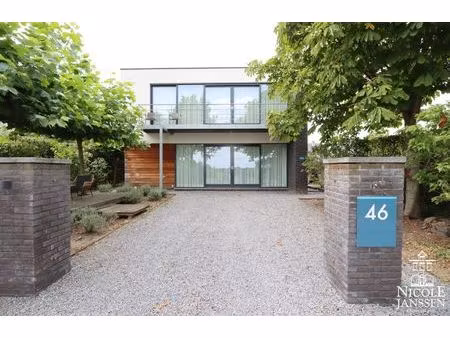 uniek gelegen gezinswoning met veel lichtinval en tuin met zwembad