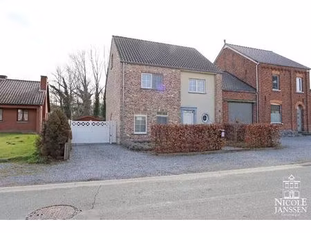 instapklare halfvrijstaande gezinswoning met diepe tuin en ruime carport