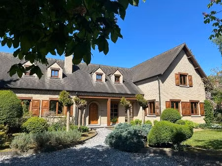 ruim ingedeelde villa met 7 slaapkamers  dubbele garage en volledig omheinde tuin