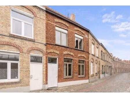 gerenoveerde  energiezuinige woning met 3 slaapkamers  tuin en garage in centrum ieper