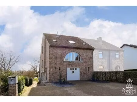 bijzonder energiezuinige halfvrijstaande woning met diepe tuin