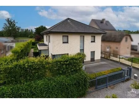 instapklare goed onderhouden gezinswoning met mooie tuin met gezellig overdekt terras