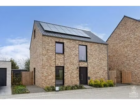 ruime nieuwbouwwoning met drie slaapkamers op een rustige locatie